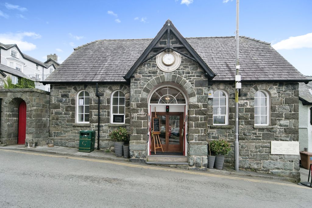 Property photo 2 of 13