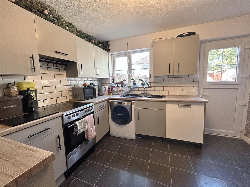 Property photo 3 of 21 Kitchen