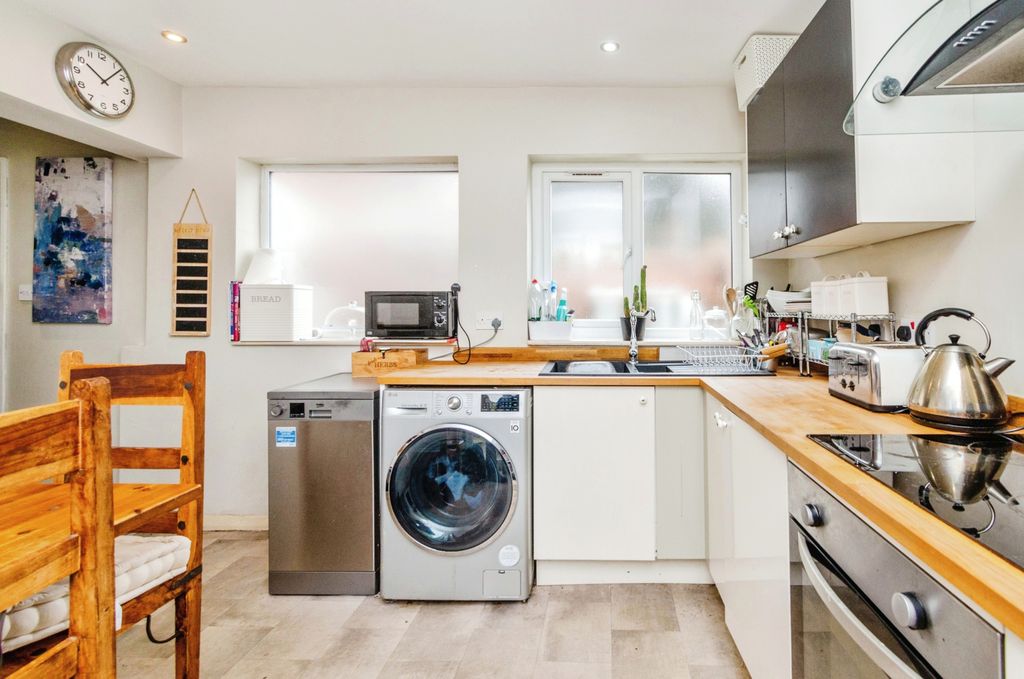 Property photo 3 of 19 Kitchen