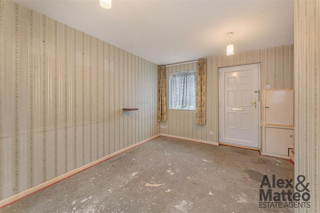 Property photo 3 of 18 Abbey Gardens