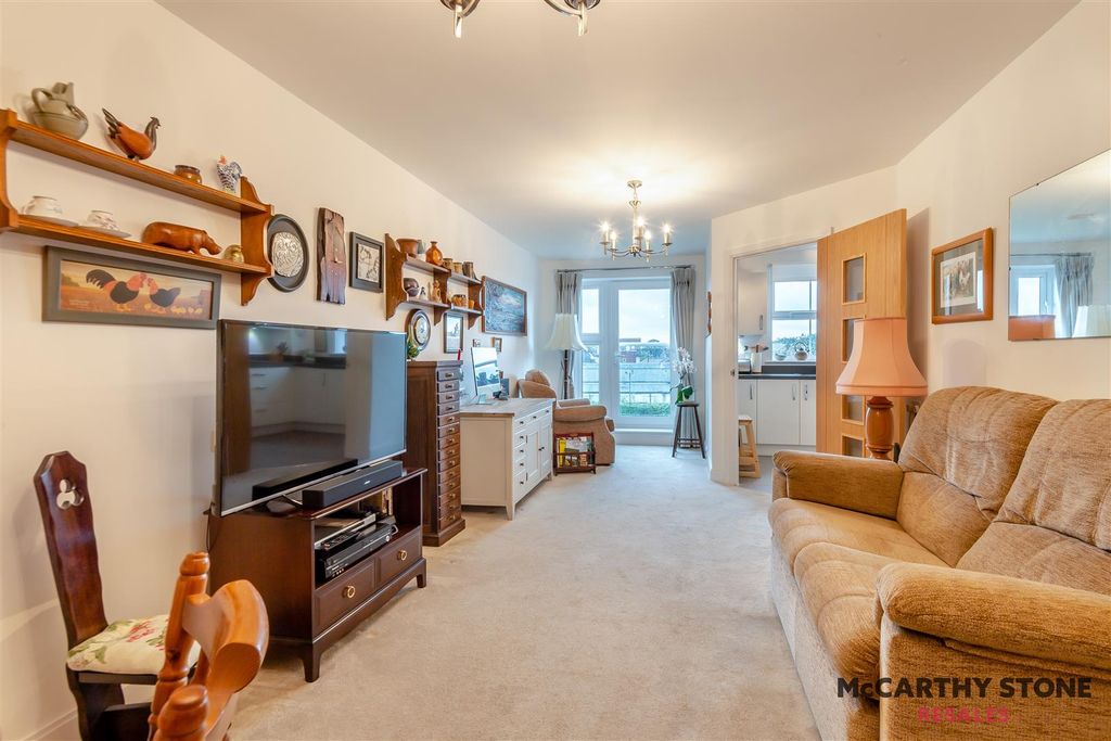 Property photo 2 of 19 8608412-Interior01.Jpg