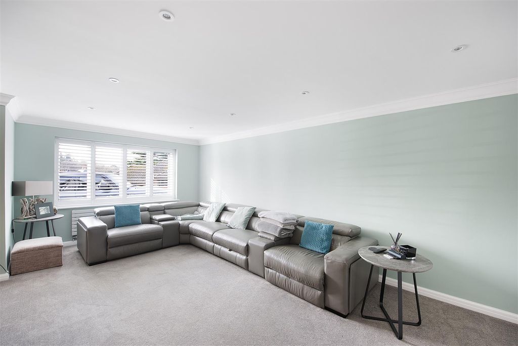 Property photo 2 of 24 14 The Acorns Ph12.Jpg