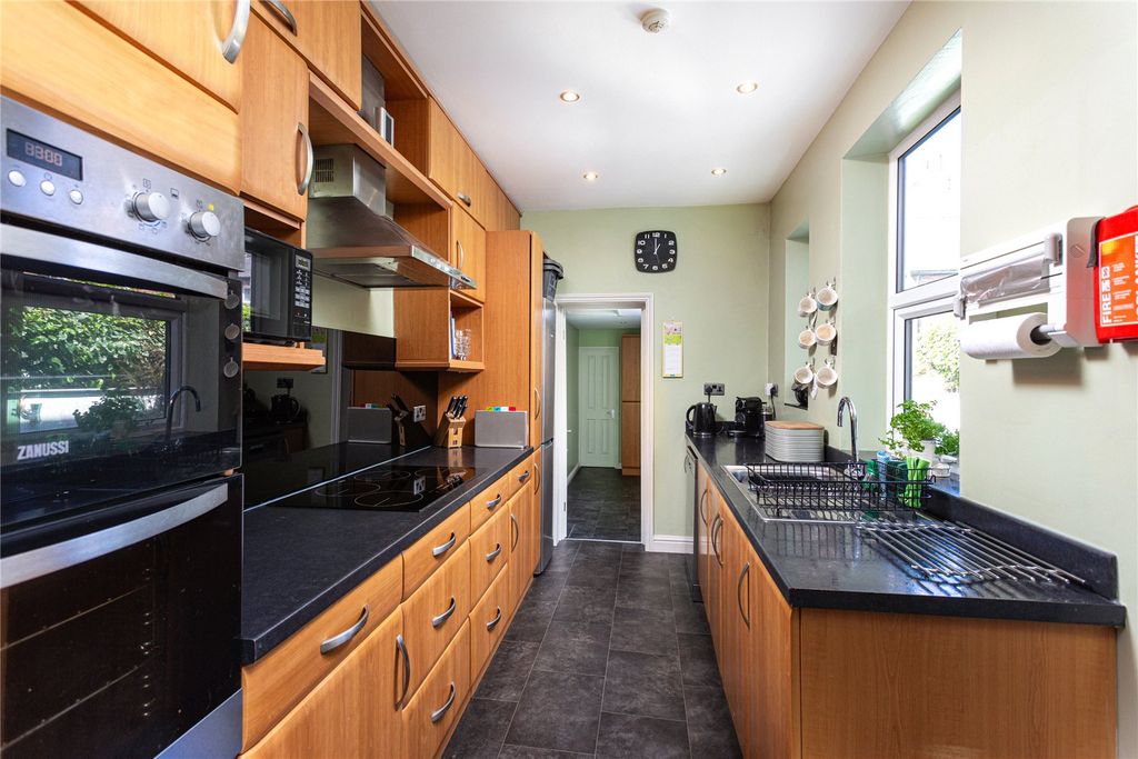 Property photo 3 of 11 Kitchen