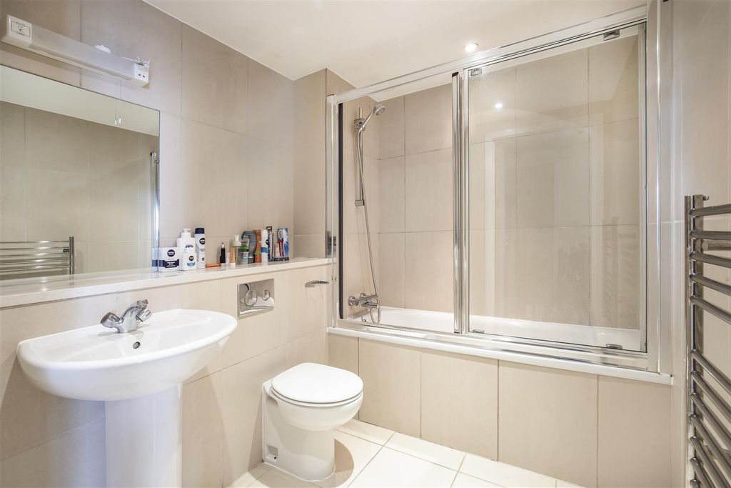 Property photo 3 of 8 Warwick Building 223