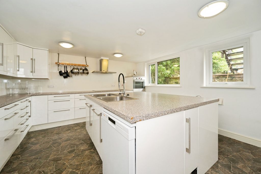 Property photo 3 of 25 Kitchen