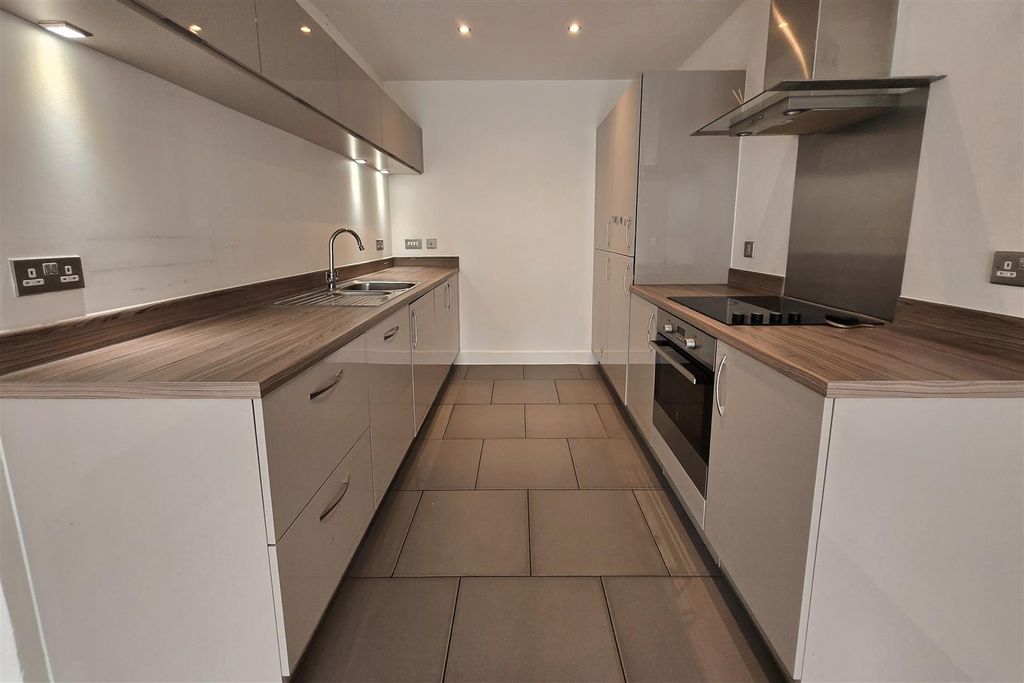 Property photo 3 of 10 Fitted Kitchen