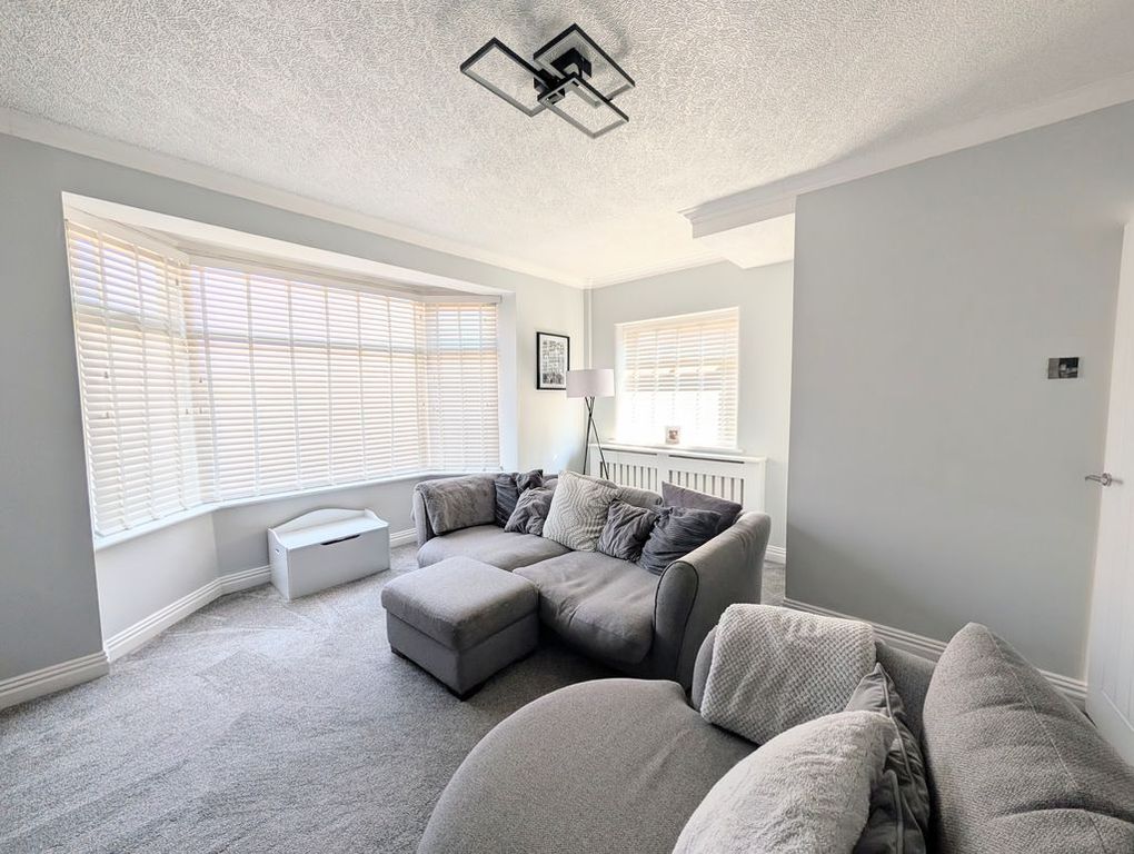 Property photo 3 of 12 Lounge Pic 2