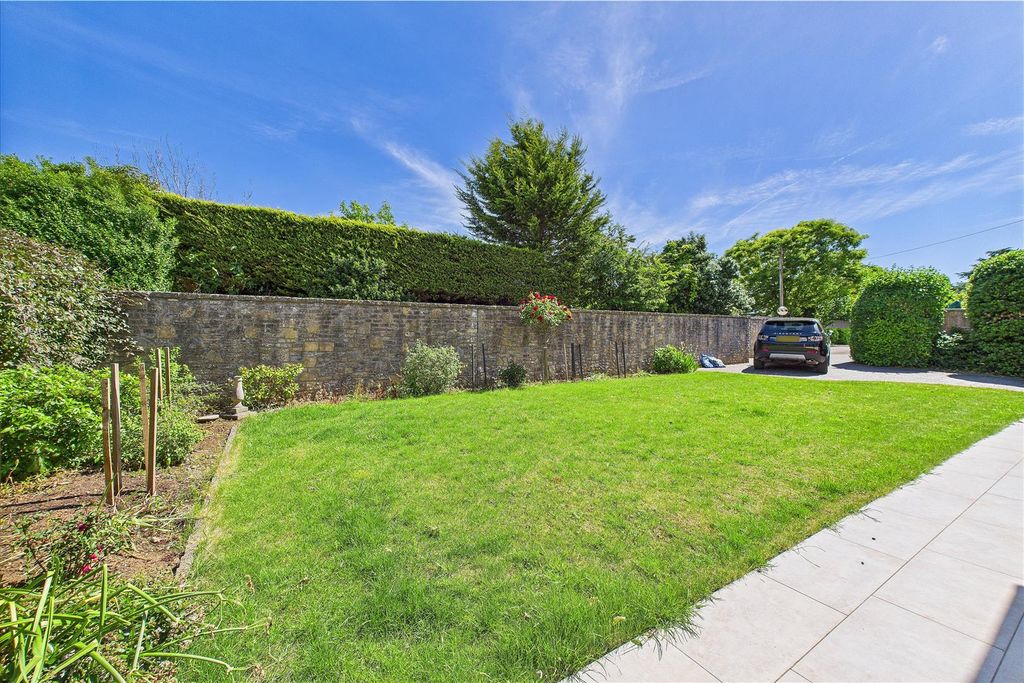 Property photo 2 of 27