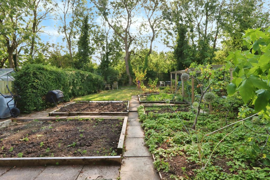 Property photo 2 of 17 Garden