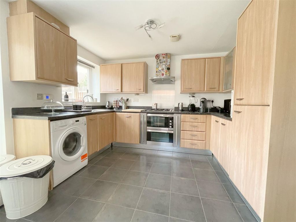 Property photo 3 of 9 Kitchen