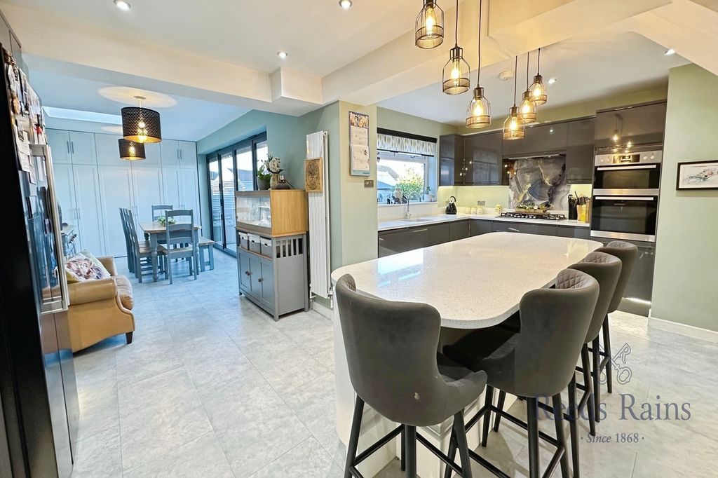 Property photo 3 of 14 Kitchen Diningfamily