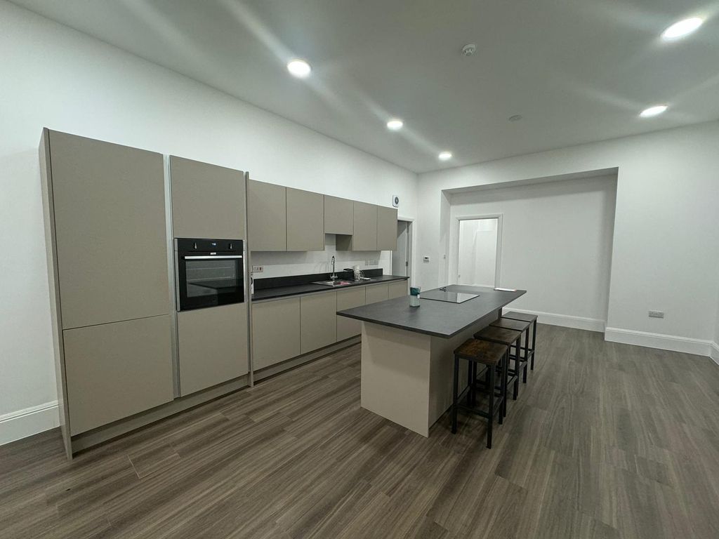 Property photo 1 of 7 Kitchen