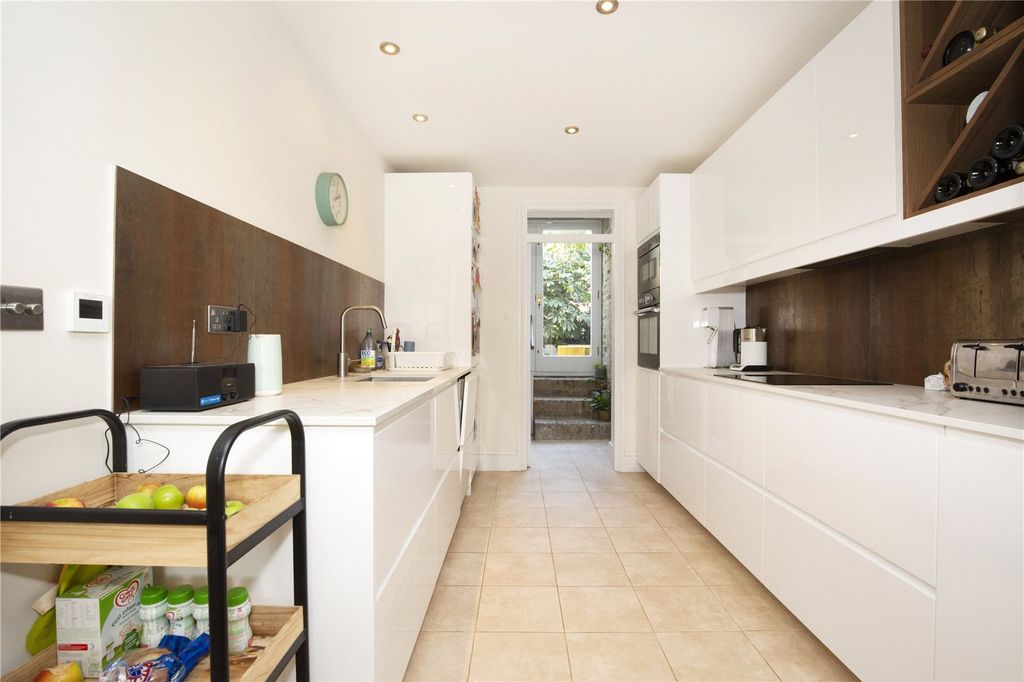 Property photo 2 of 25 Kitchen