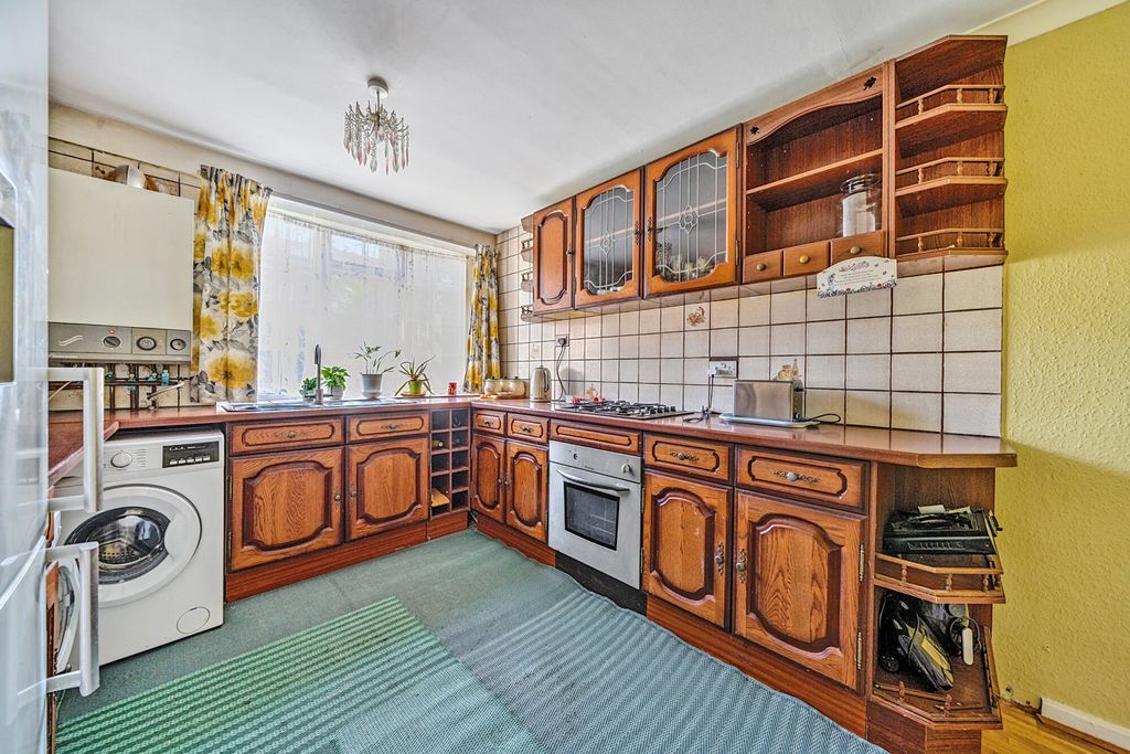 Property photo 3 of 17 Kitchen