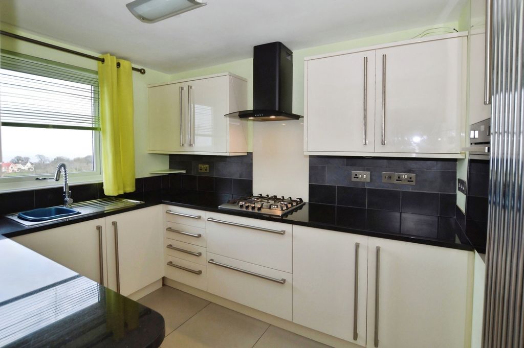 Property photo 3 of 12 Kitchen