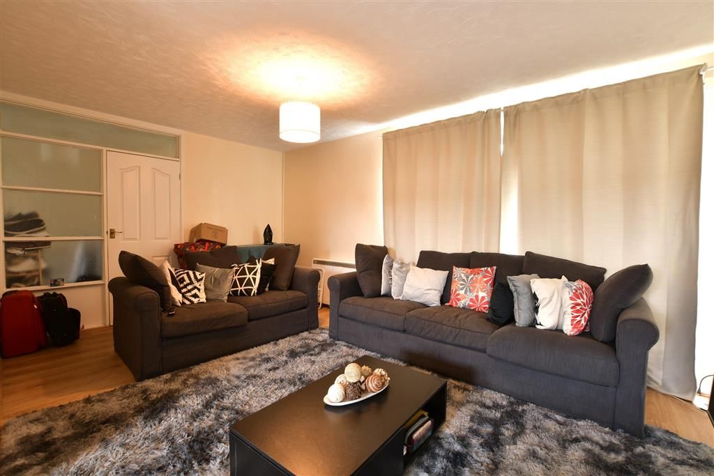 Property photo 1 of 8 Lounge