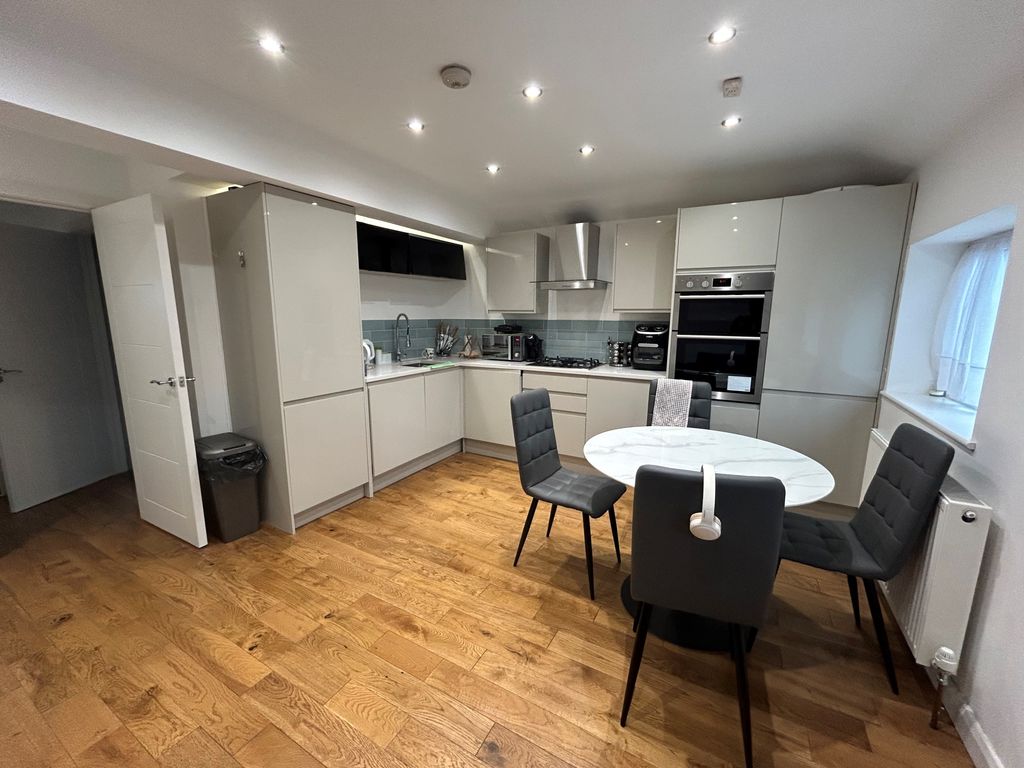 Property photo 2 of 7 Hillsidekitchen2