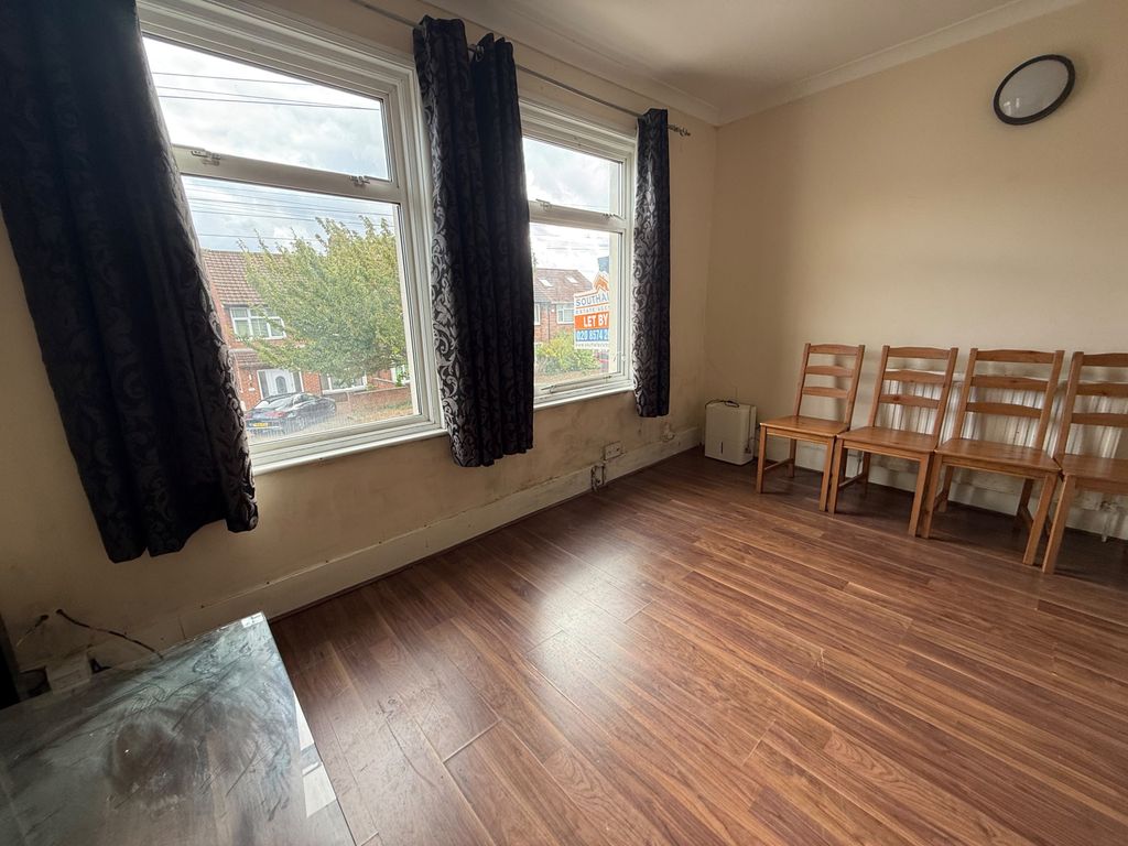 Property photo 1 of 8 2 Bed Flat For Rent