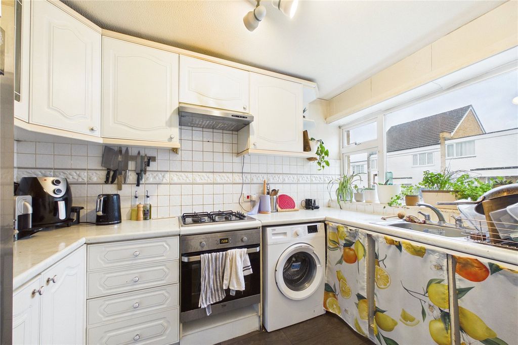 Property photo 3 of 9 Kitchen