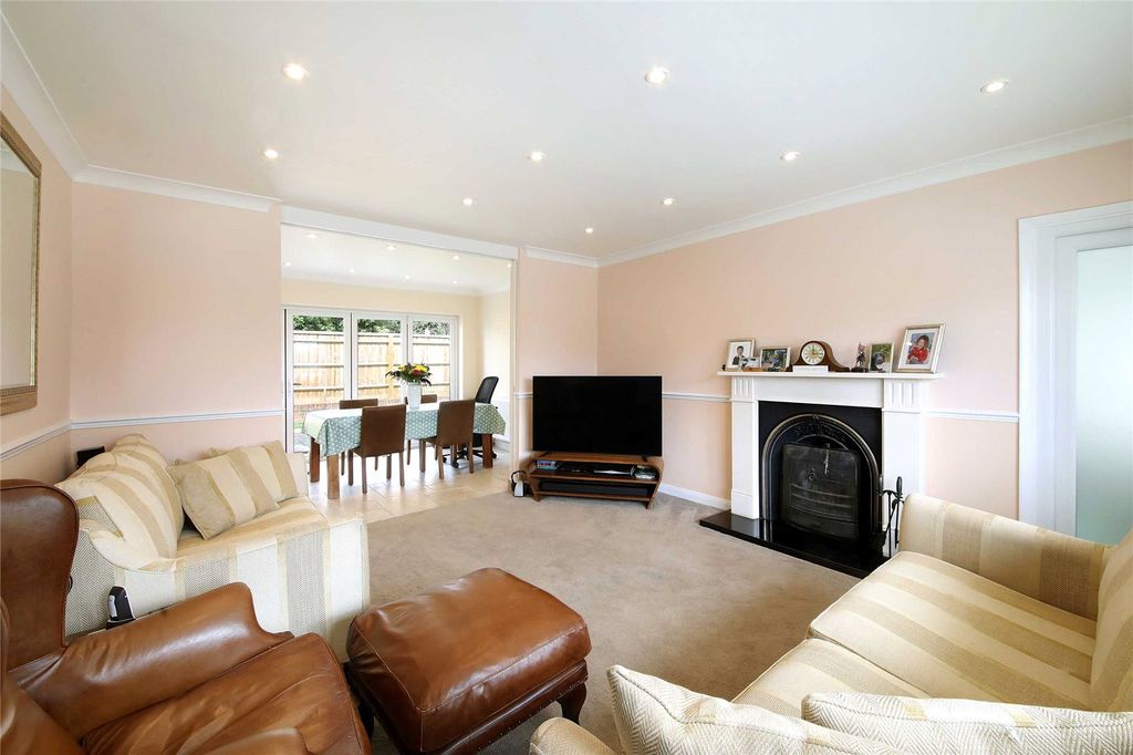 Property photo 3 of 18 Living Room