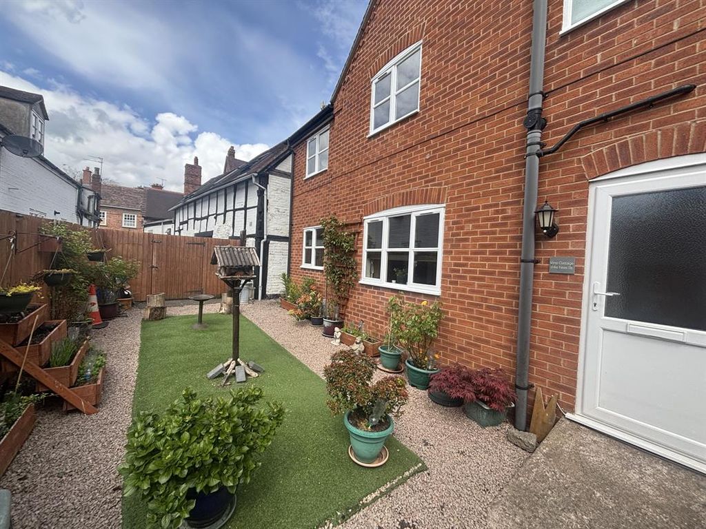 Property photo 1 of 7 Front Garden