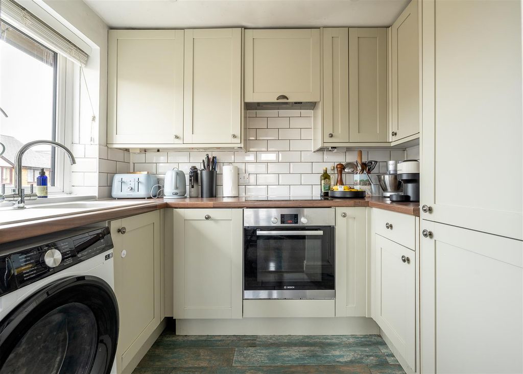 Property photo 3 of 21 Riverside Close, E5