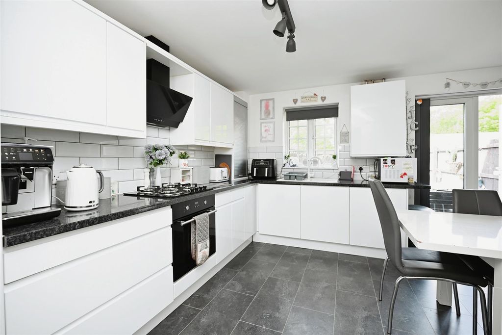 Property photo 3 of 28 Kitchen/Diner