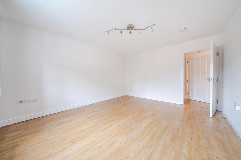 Property photo 3 of 16 Living Space