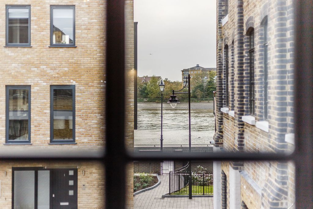 Property photo 2 of 23