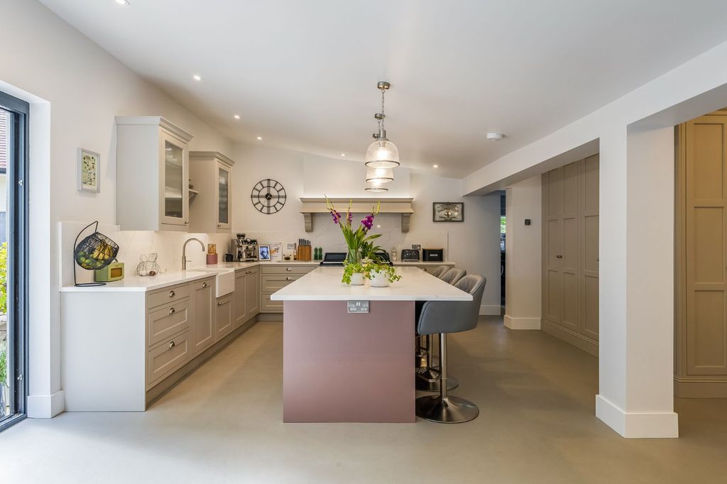 Property photo 2 of 17 Kitchen/Breakfast Rm