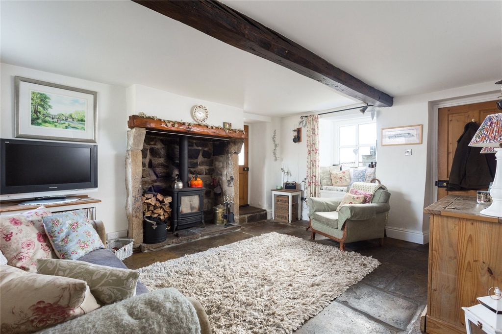Property photo 3 of 19 Snug