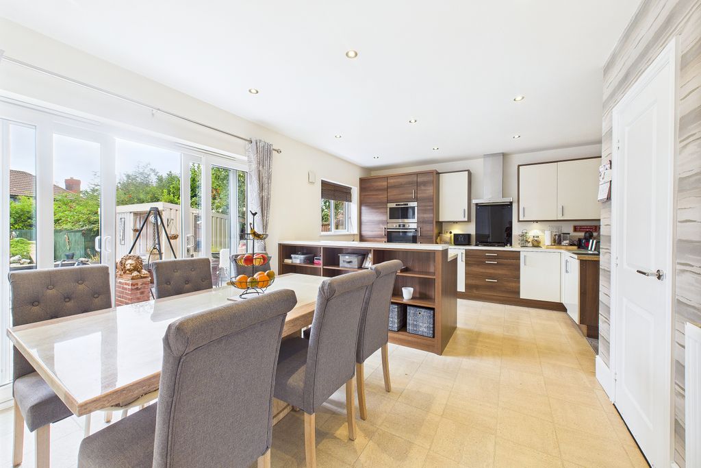 Property photo 2 of 19 Dining Kitchen