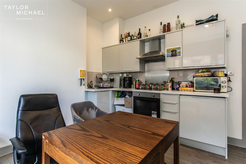 Property photo 3 of 13 Living Room / Kitchen
