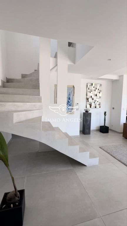 Property photo 1 of 21 Architect-Designed House Of 154 m²