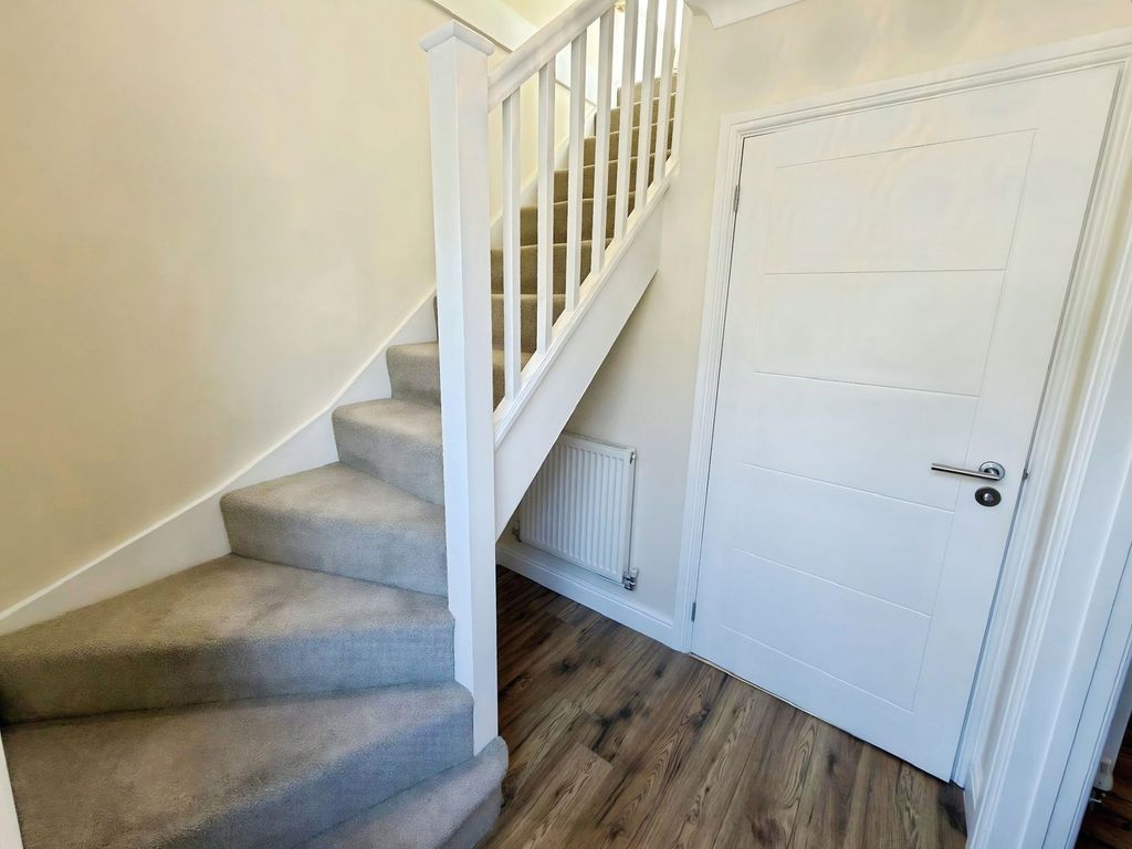 Property photo 2 of 27