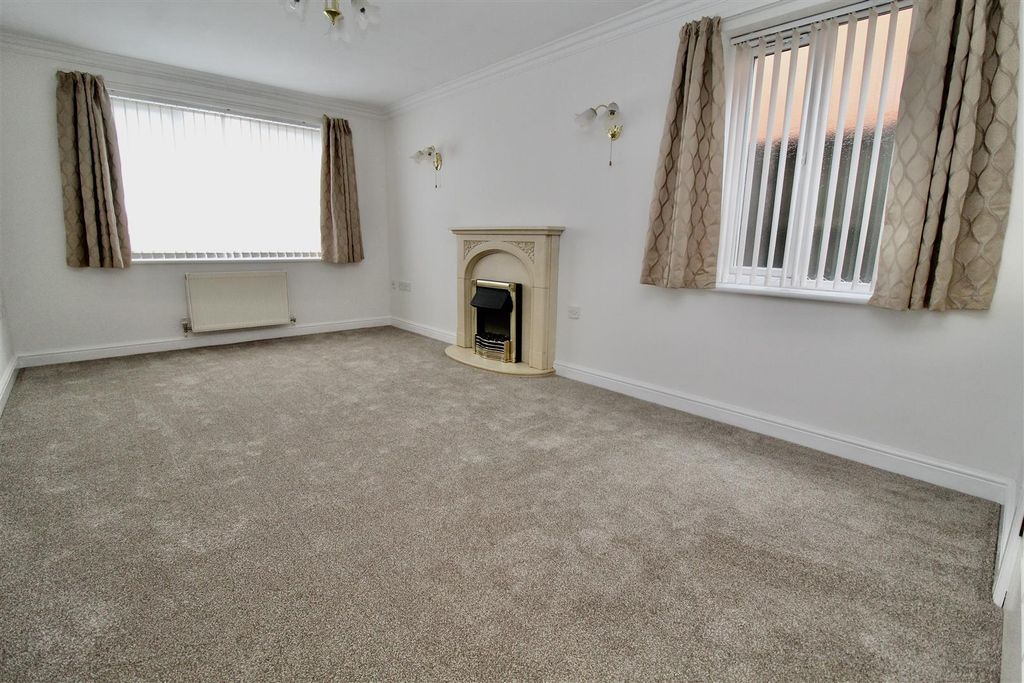 Property photo 3 of 30 Lounge