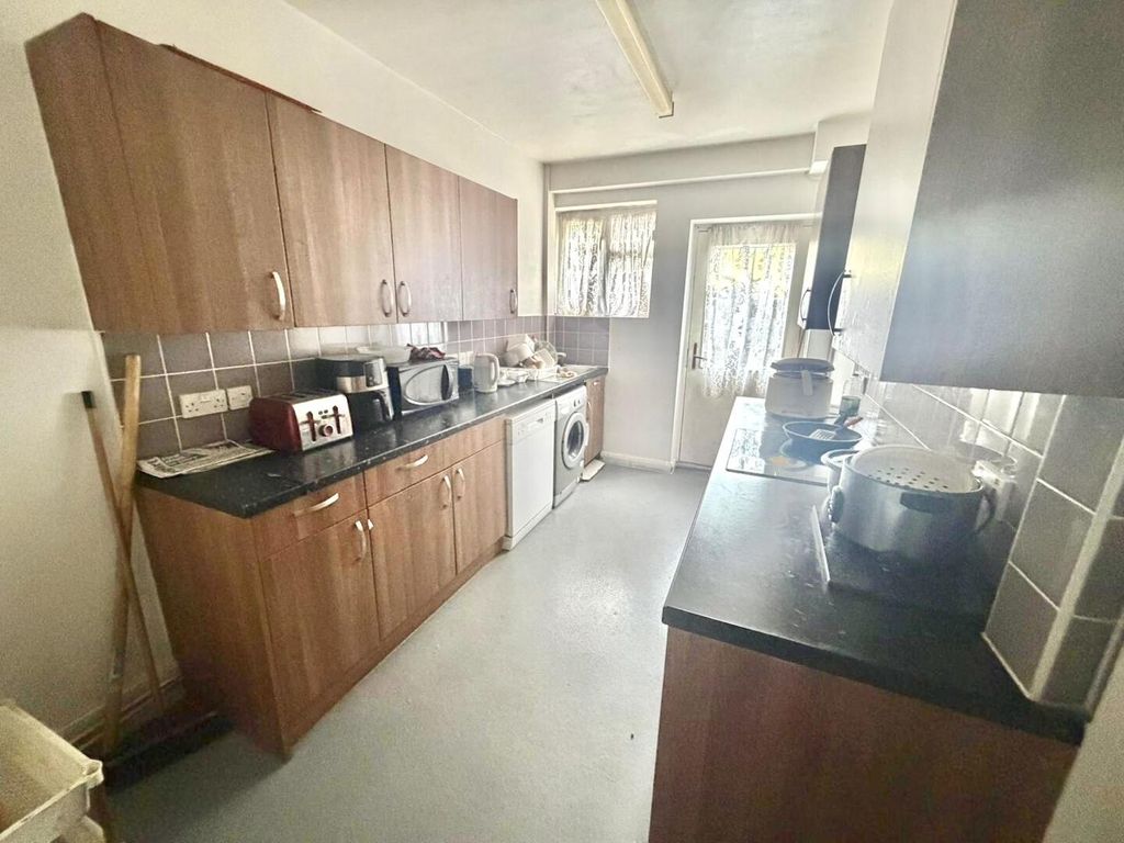 Property photo 3 of 11 Kitchen