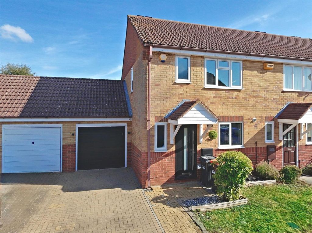 Property photo 1 of 16 Anding Close, Olney