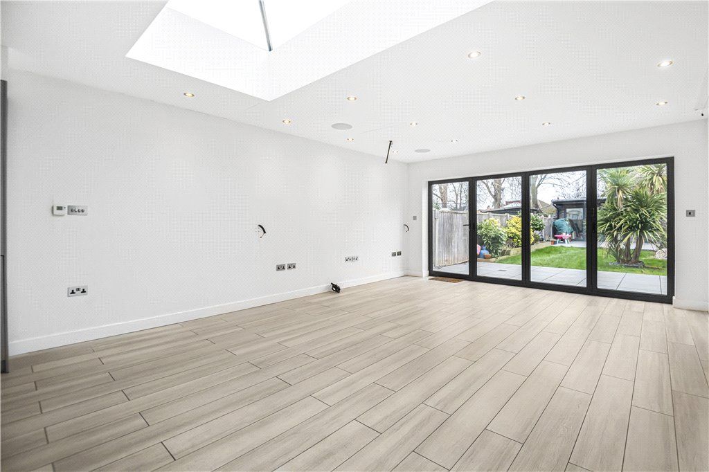 Property photo 3 of 27 Kitchen