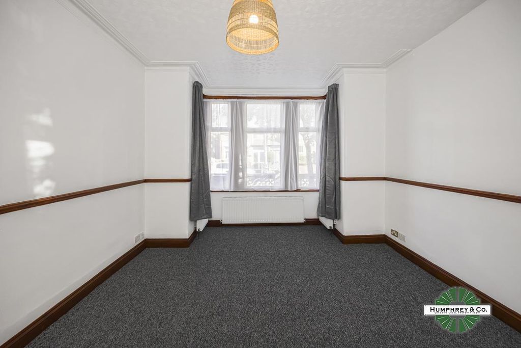 Property photo 3 of 23 173 Twickenham Road -002.Jpg