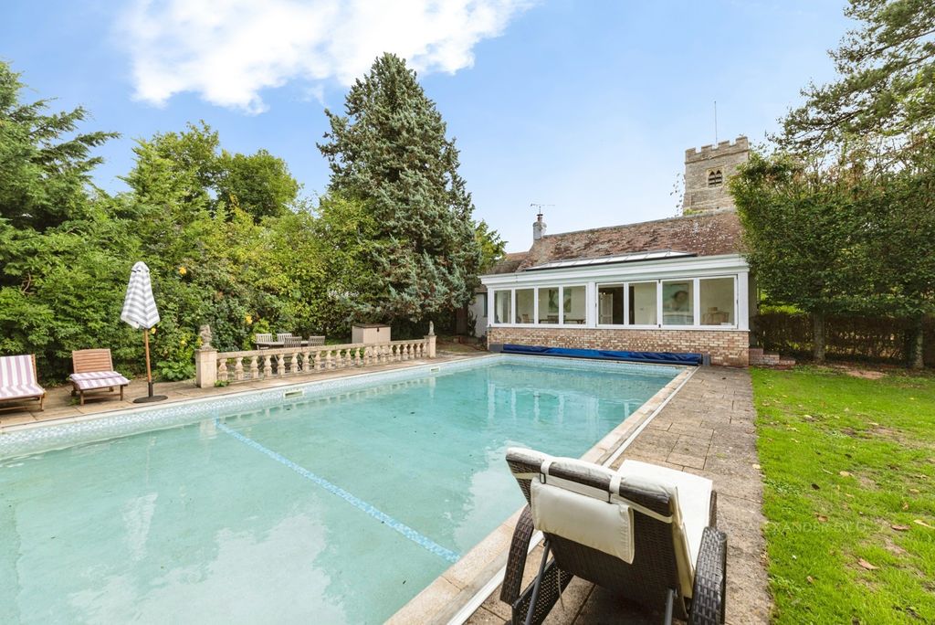 Property photo 2 of 16 Garden/Pool