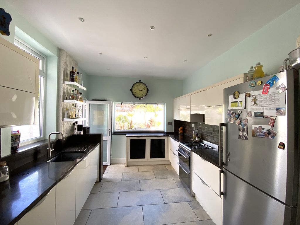 Property photo 3 of 17 Kitchen