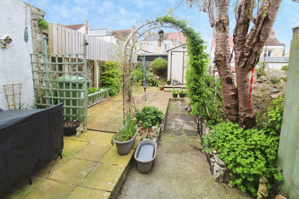 Property photo 3 of 12 Garden 2