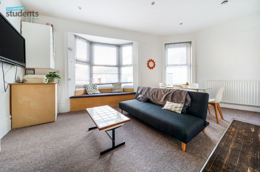 Property photo 3 of 11 526E16c7-1923-477...