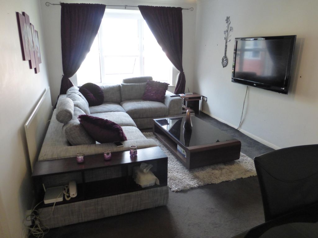 Property photo 1 of 8 Living Room