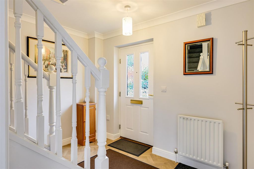 Property photo 2 of 23 Entrance Hall