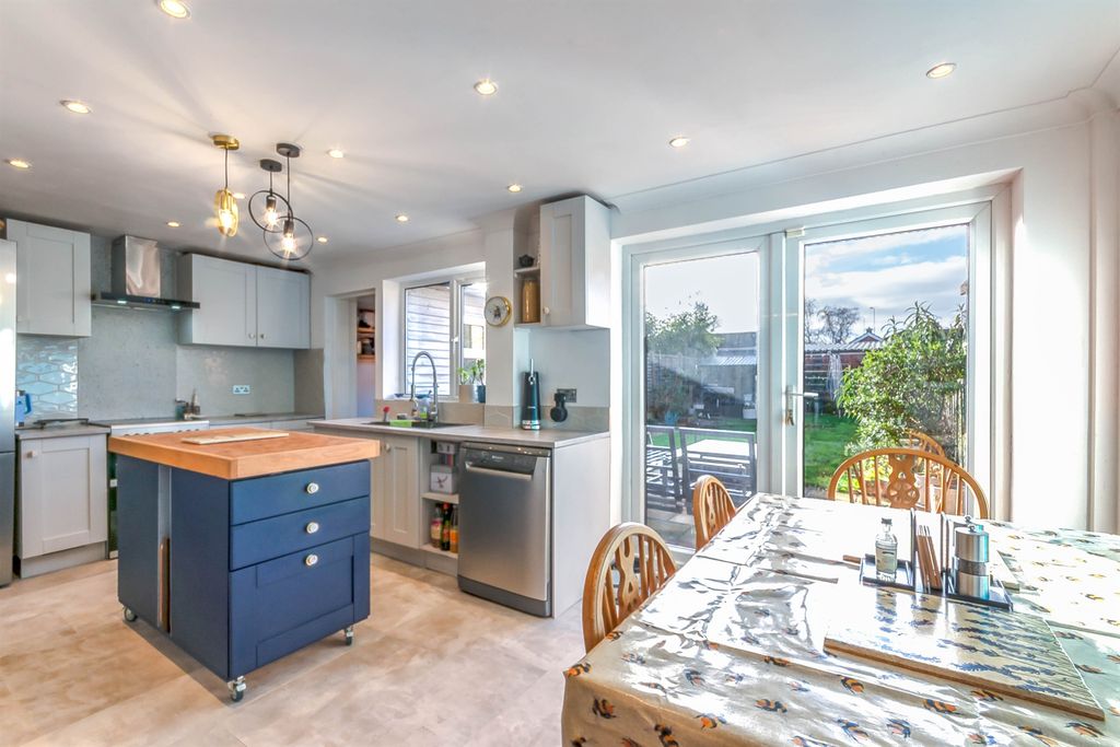 Property photo 3 of 17 Kitchen Diner