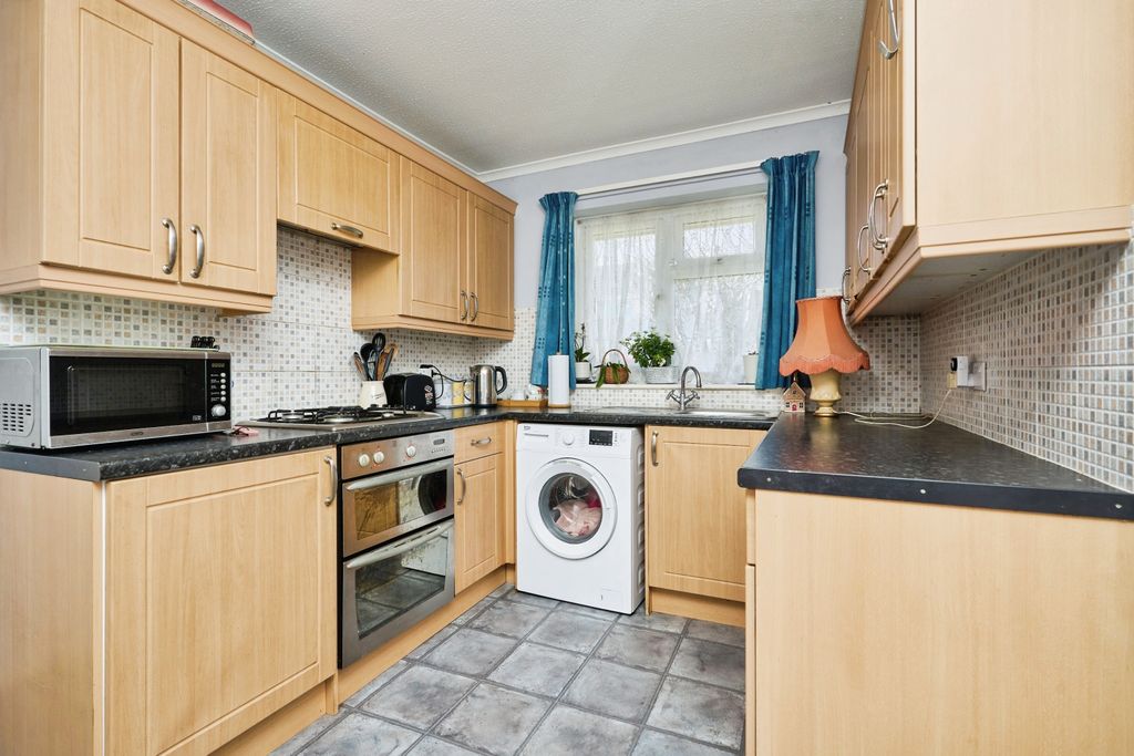 Property photo 3 of 11 Kitchen