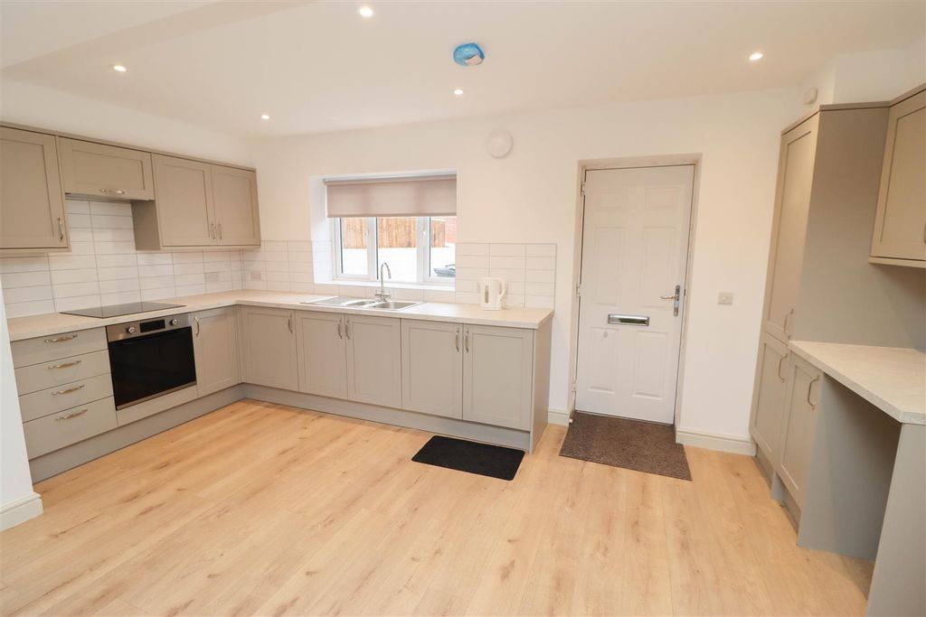 Property photo 3 of 10 Kitchen