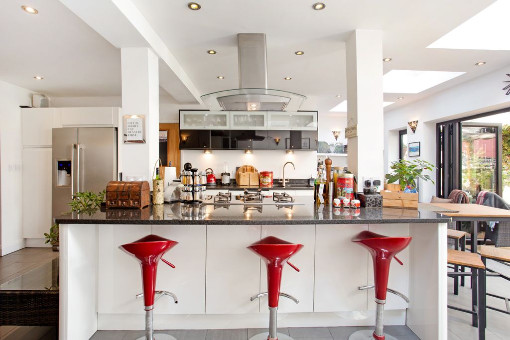 Property photo 3 of 16 91 Arundel Road Kitchen 3 Stools